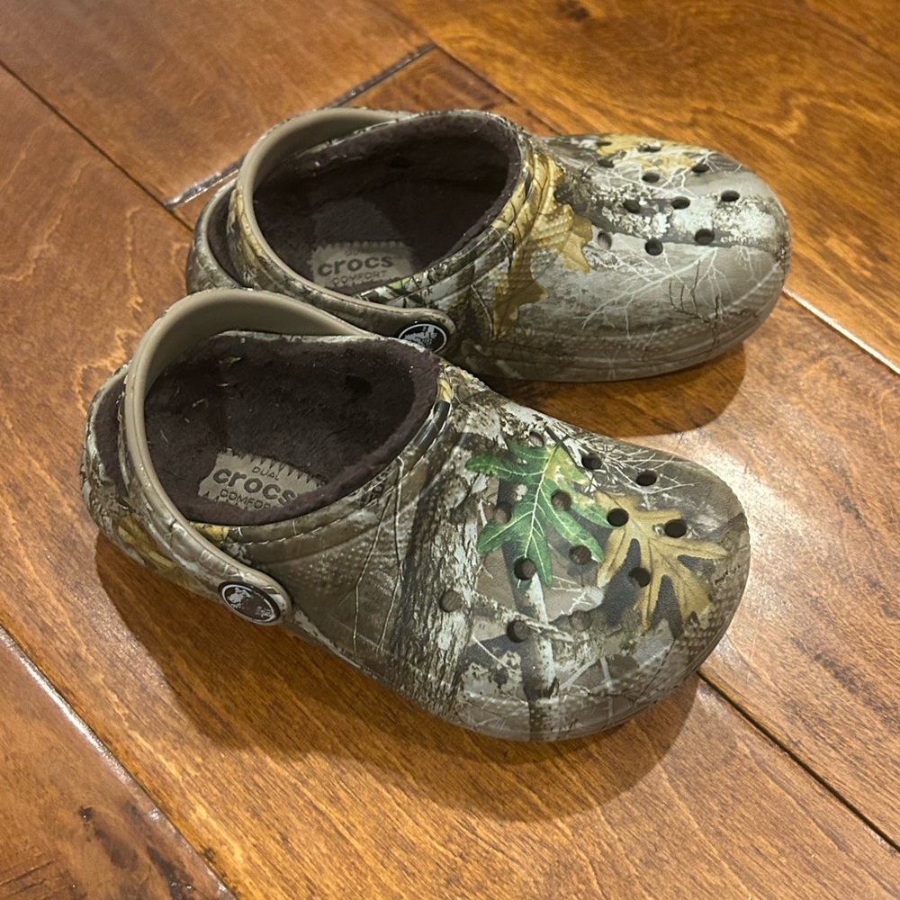 CROCS Green, Brown Leaves & Trees